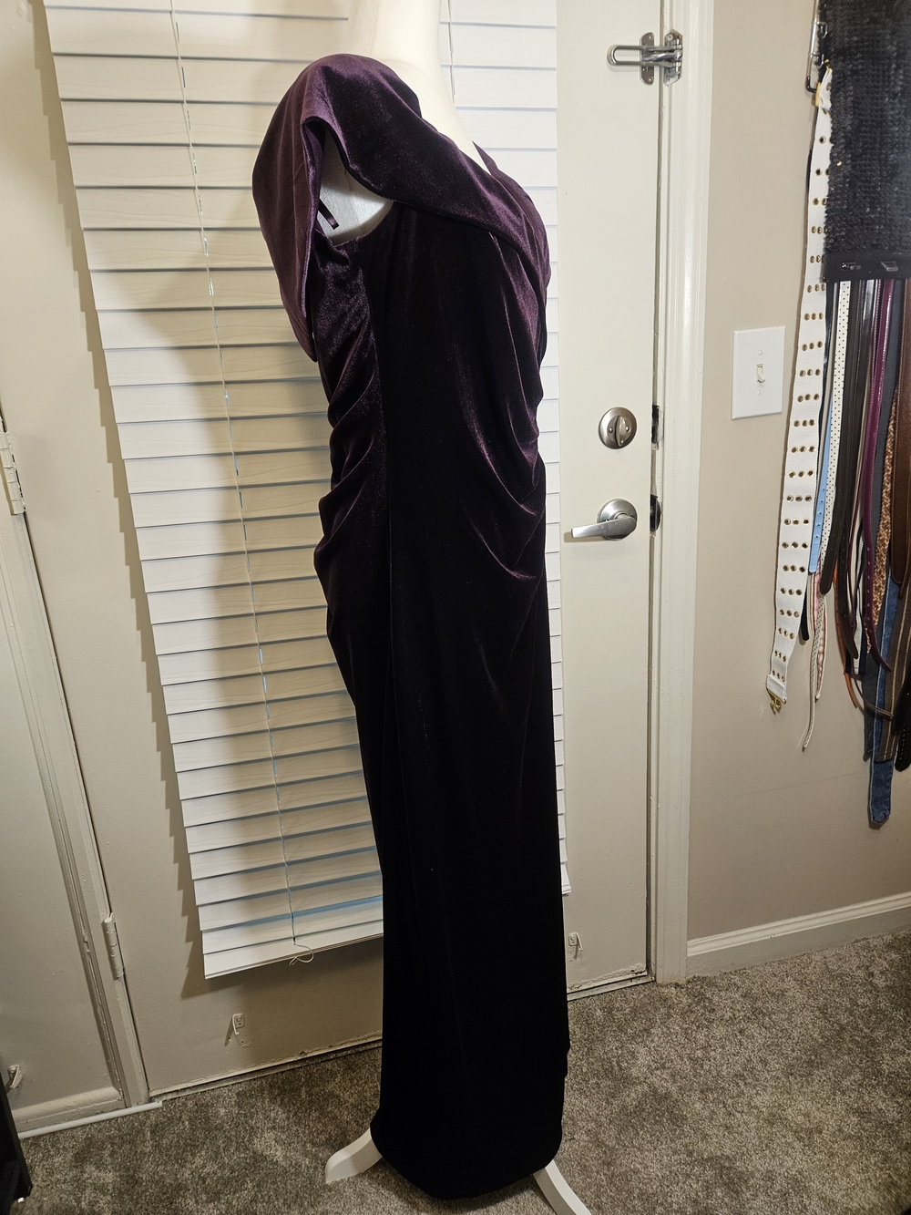 Xscape Charmaine Velvet Off-The-Shoulder Evening Gown Size 16 - Picture 4 of 11